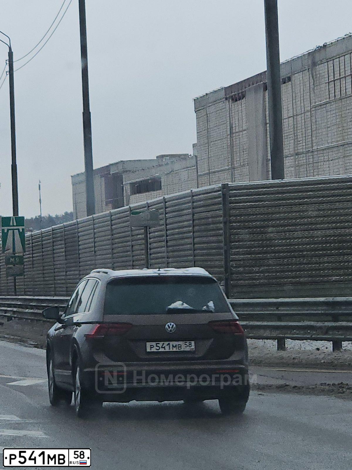 Фото автомобиля VOLKSWAGEN TIGUAN, 2017 — госномер Р541МВ58. Цвет: Коричневый