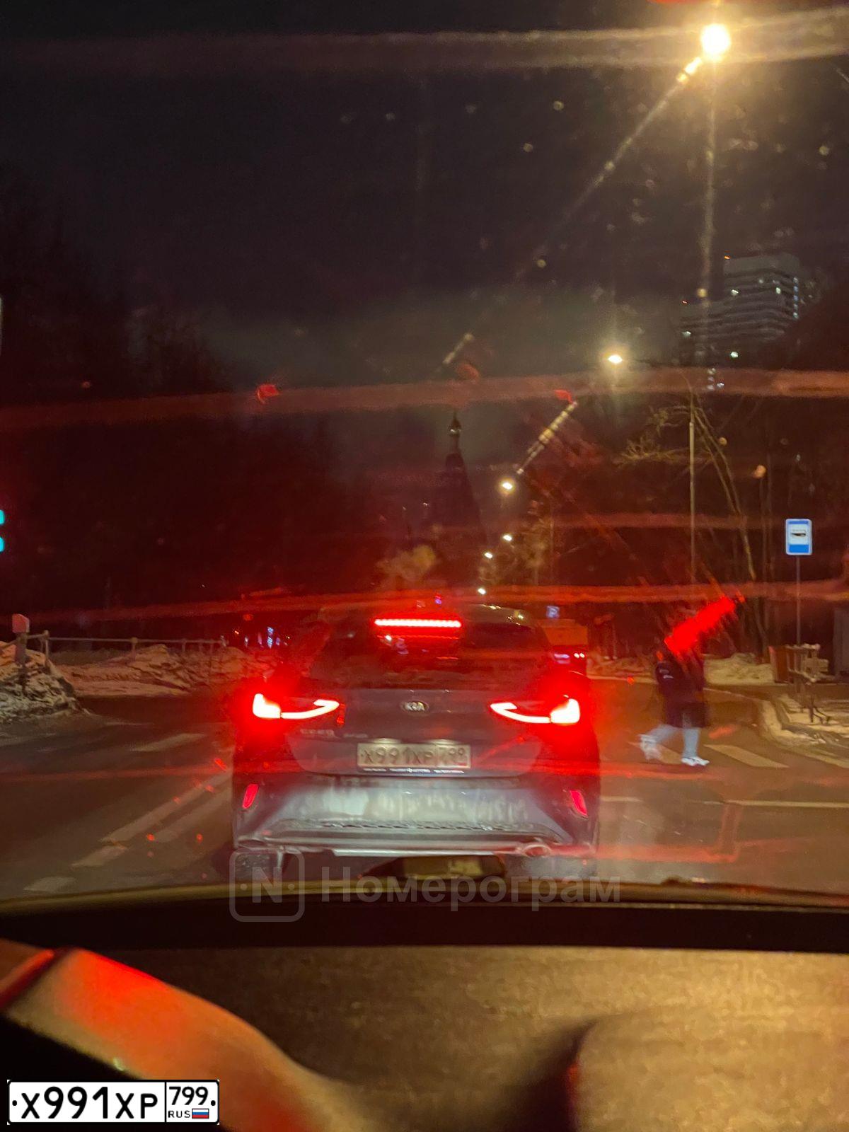 Фото автомобиля VOLKSWAGEN MULTIVAN, 2004 — госномер В888ВВ07. Цвет: ЧЕРНЫЙ