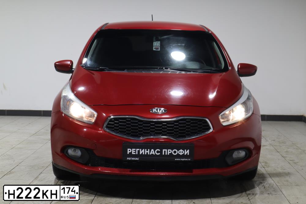 Фото автомобиля KIA CEE'D, 2013 — госномер В236КС774. Цвет: КРАСНЫЙ