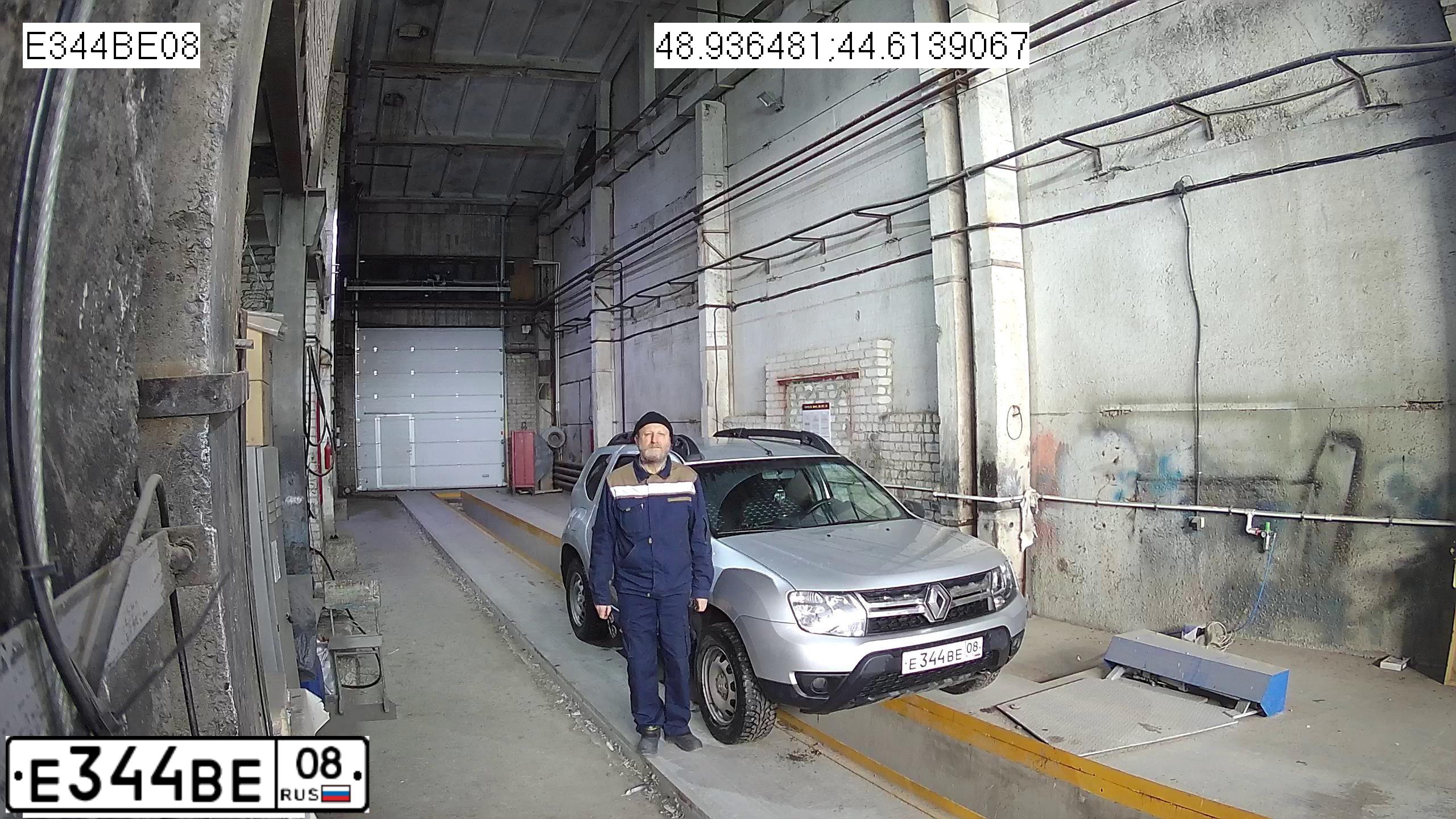 Фото автомобиля RENAULT DUSTER, 2015 — госномер Н437ВР134. Цвет: СВЕТЛО-СЕРЫЙ