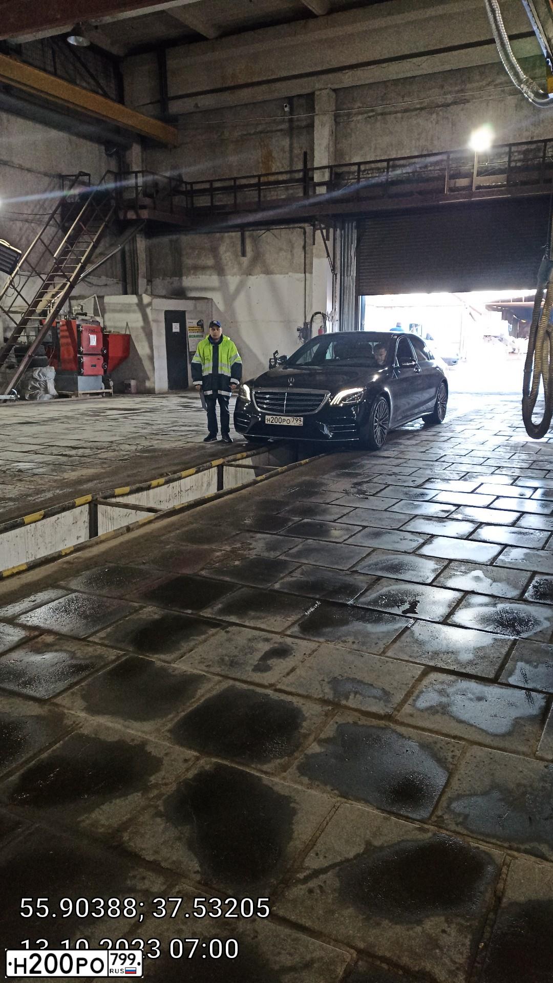 Фото автомобиля MERCEDES S-KLASSE, 2019 — госномер У001ОК77. Цвет: ЧЕРНЫЙ