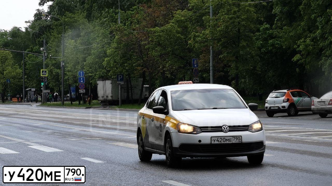 Фото автомобиля VOLKSWAGEN POLO, 2015 — госномер У420МЕ790. Цвет: СЕРЫЙ