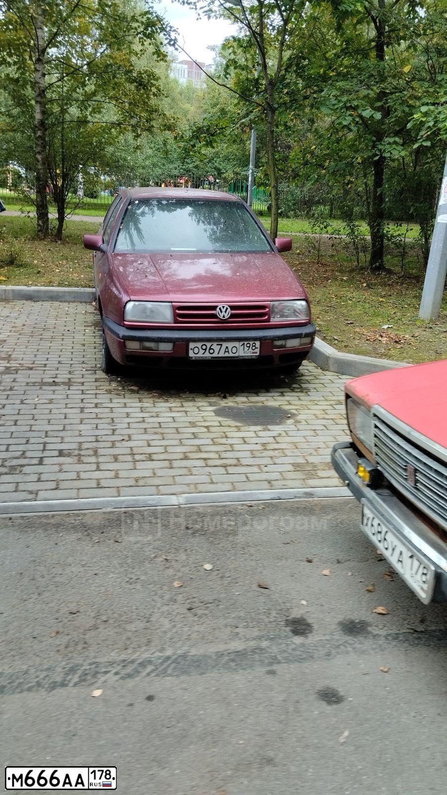 Фото автомобиля CHEVROLET AVEO, 2012 — госномер А262ВЕ198. Цвет: Белый