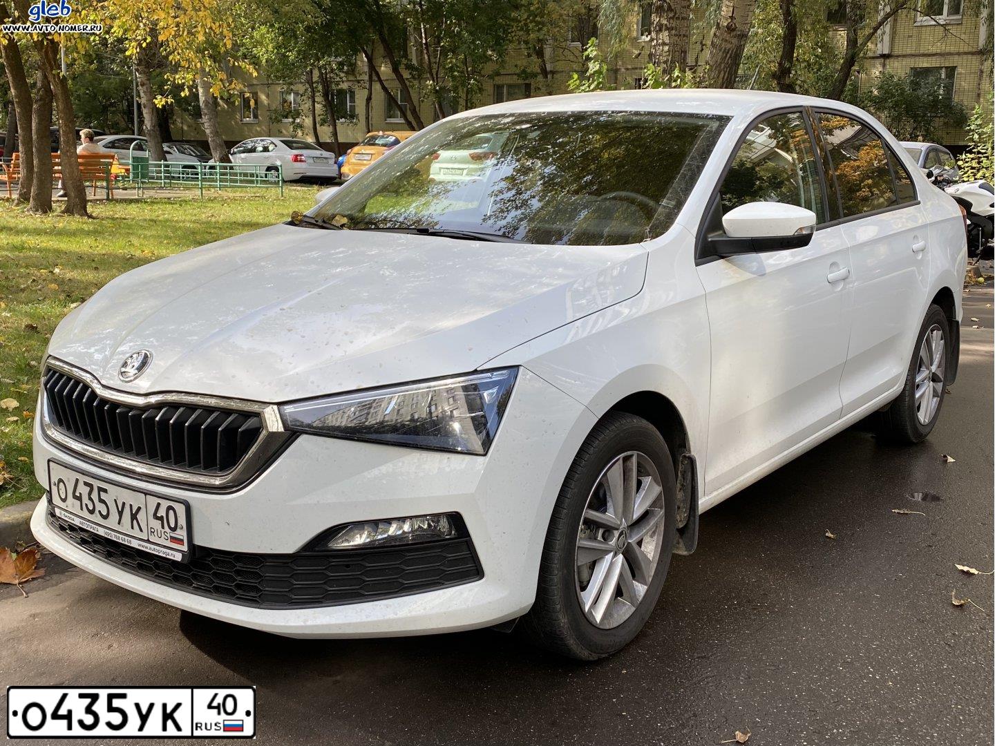 Фото автомобиля SKODA RAPID, 2020 — госномер О435УК40. Цвет: Белый