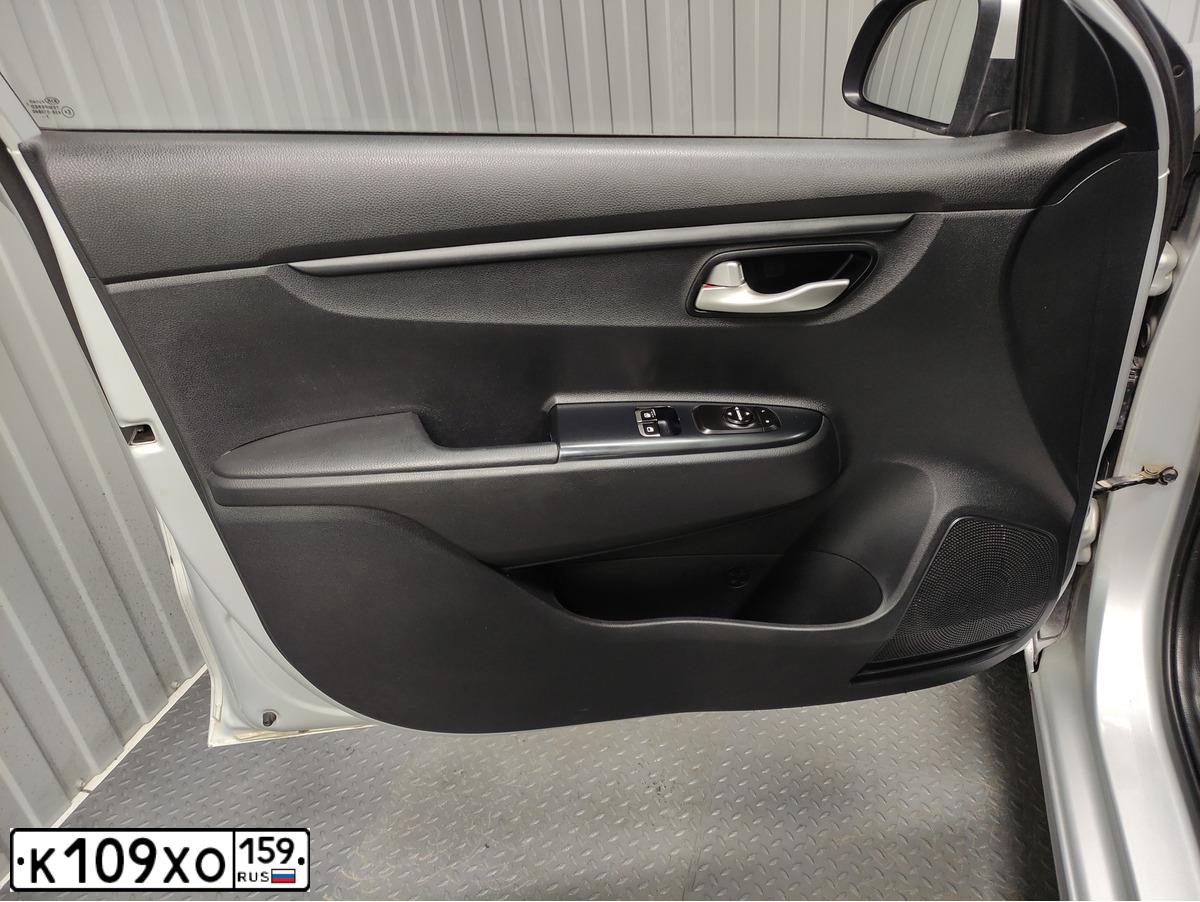Фото автомобиля KIA RIO, 2017 — госномер О687РТ159. Цвет: СЕРЕБРИСТЫЙ
