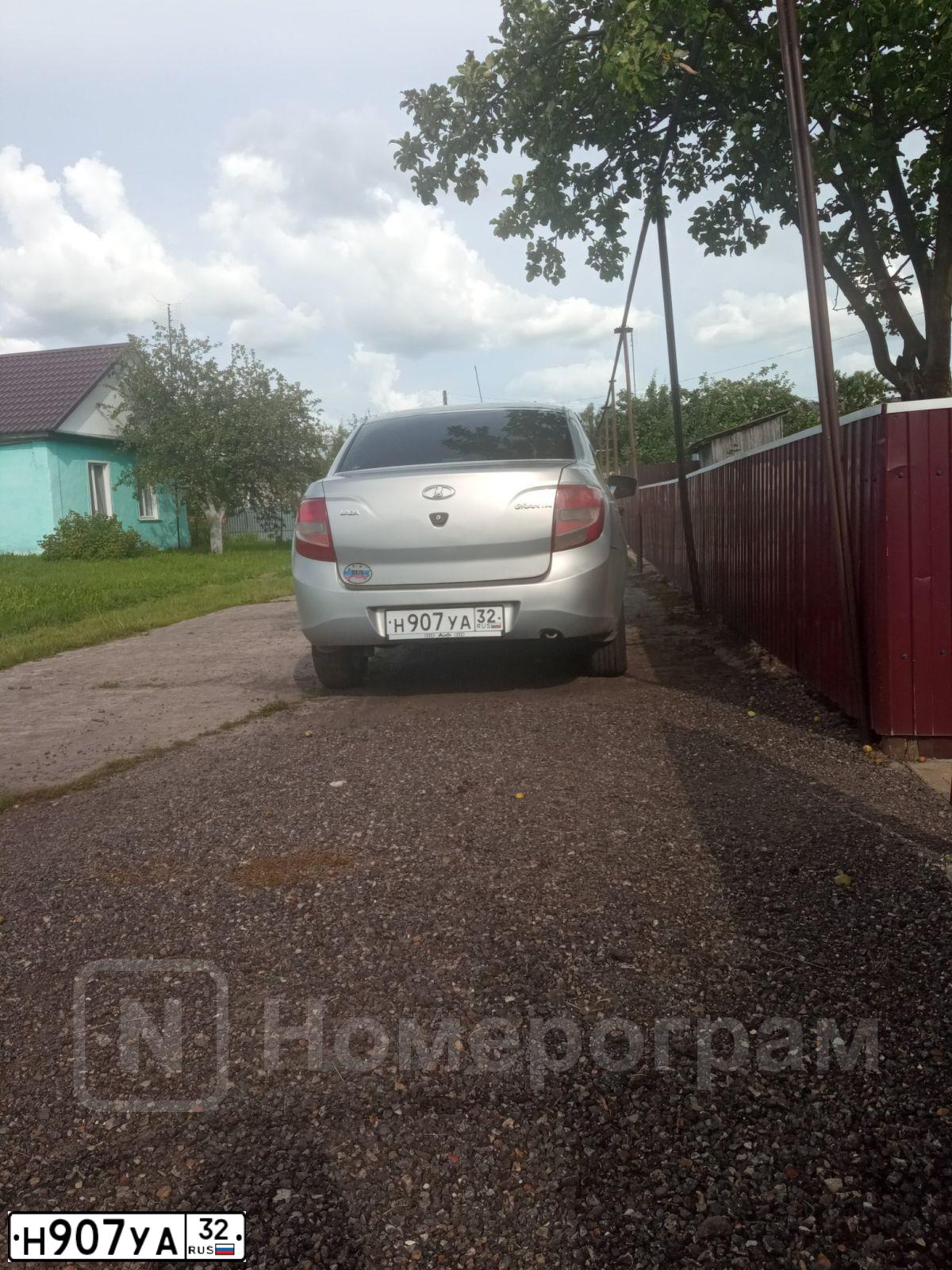 Фото автомобиля LADA 2190 GRANTA, 2015 — госномер Н907УА32. Цвет: Серебристый