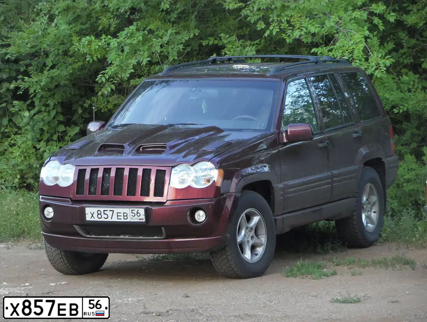 Фото автомобиля JEEP GRAND CHEROKEE, 1992 — госномер Х857ЕВ56. Цвет: ВИШНЕВЫЙ