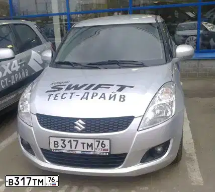 Фото автомобиля SUZUKI SWIFT, 2011 — госномер Е275РН76. Цвет: СВЕТЛО-СЕРЫЙ