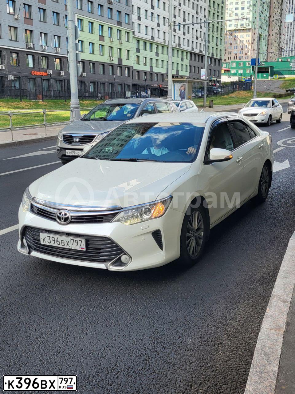 Фото автомобиля TOYOTA CAMRY, 2016 — госномер К396ВХ797. Цвет: БЕЛЫЙ ПЕРЛАМУТР