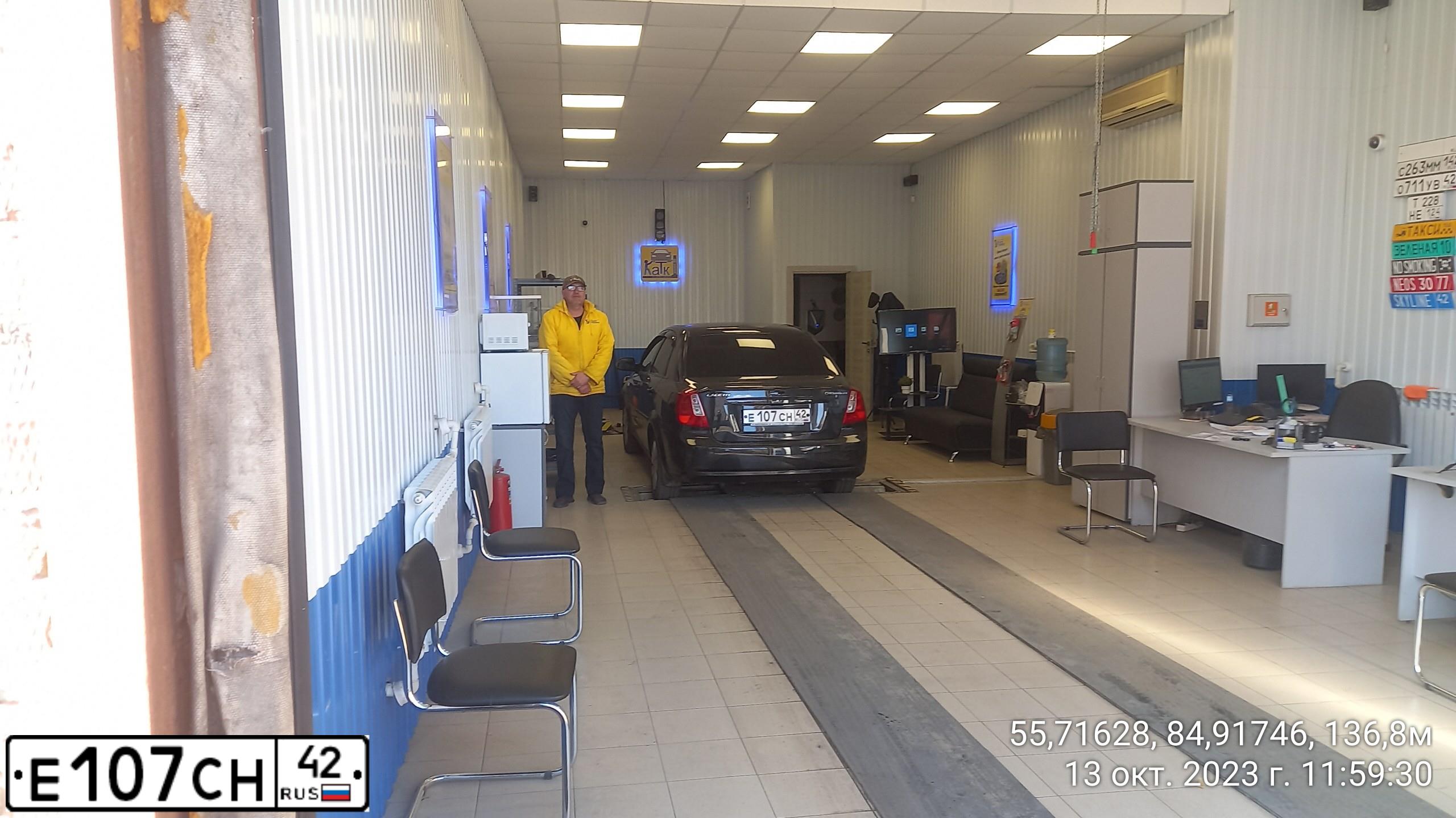 Фото автомобиля CHEVROLET LACETTI, 2007 — госномер Е107СН42. Цвет: ЧЕРНЫЙ