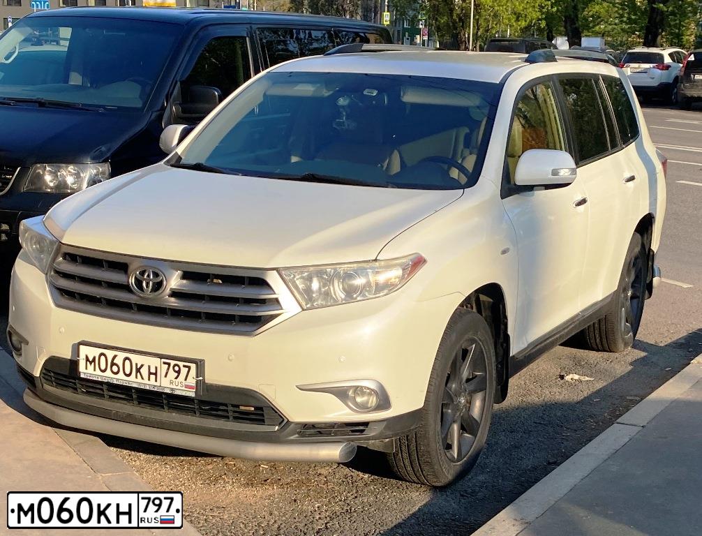 Фото автомобиля TOYOTA HIGHLANDER, 2012 — госномер М060КН797. Цвет: Белый