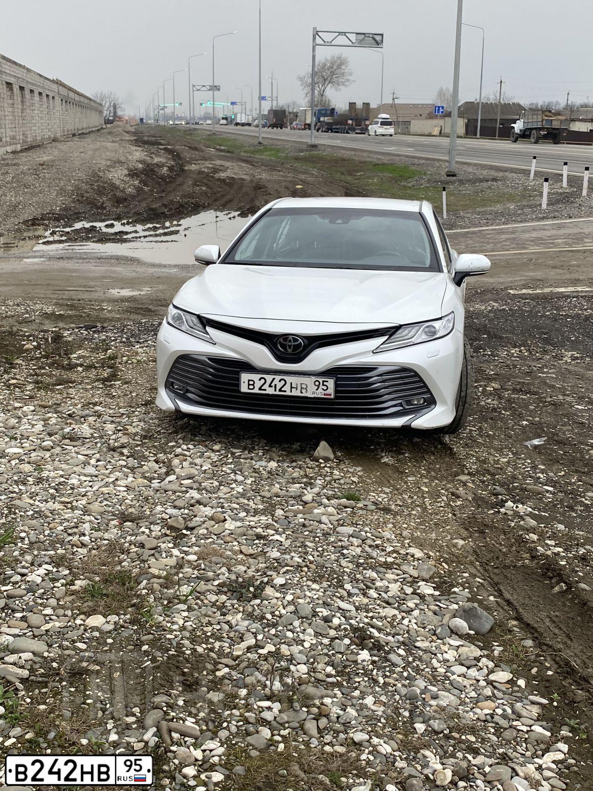 Фото автомобиля TOYOTA CAMRY, 2019 — госномер В242НВ95. Цвет: БЕЛЫЙ ПЕРЛАМУТР