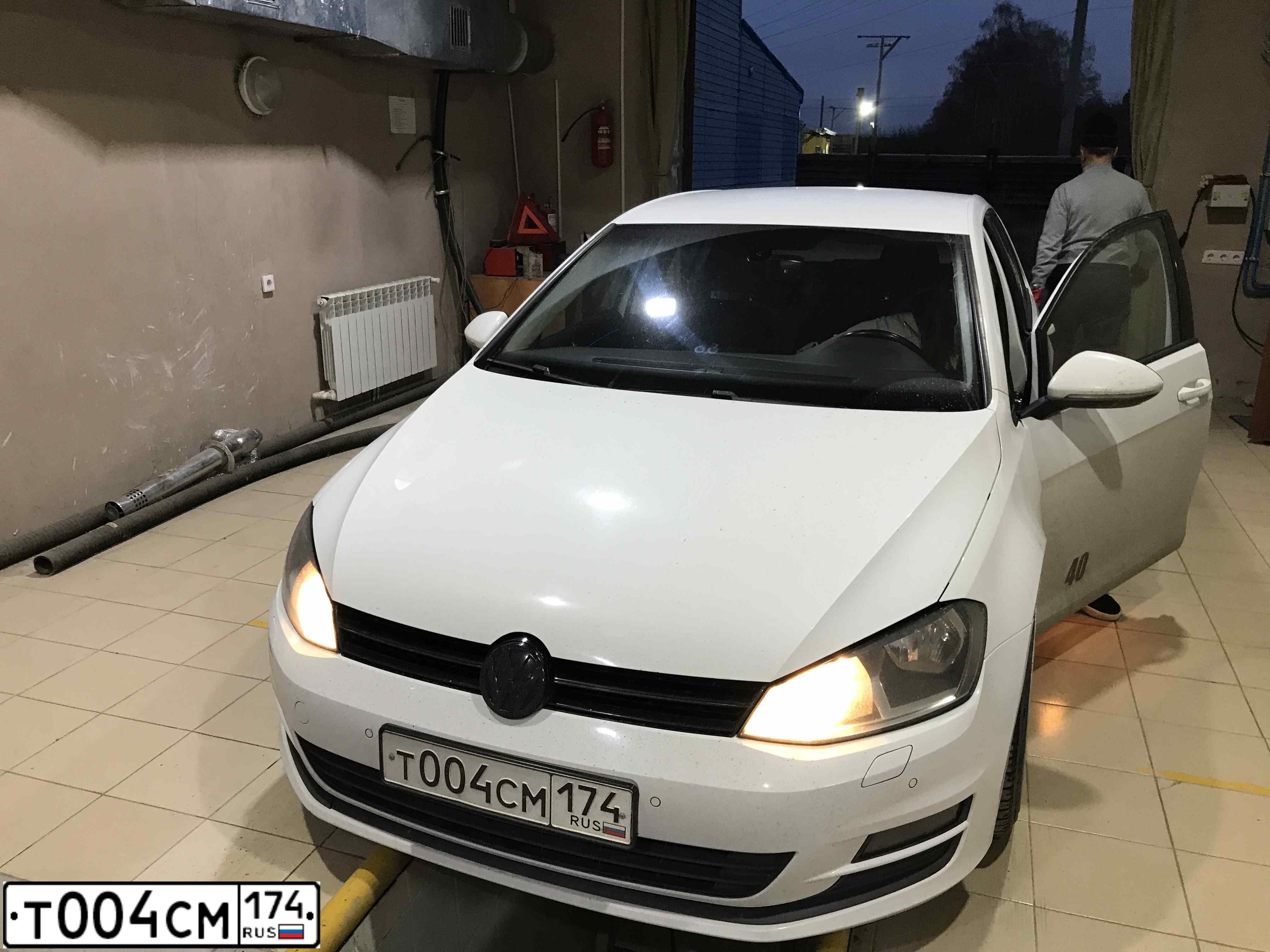 Фото автомобиля VOLKSWAGEN GOLF, 2014 — госномер Р166ВМ196. Цвет: Белый