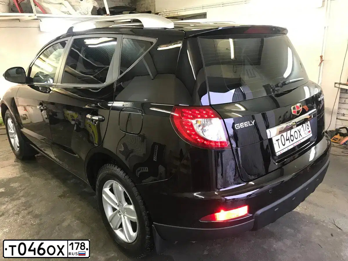 Фото автомобиля GEELY EMGRAND X7, 2015 — госномер В617СУ60. Цвет: ЧЕРНЫЙ