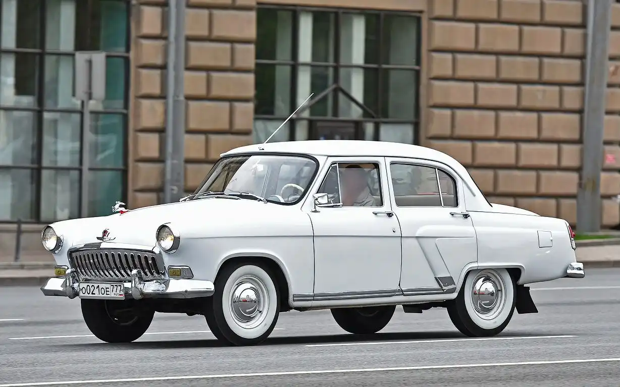 Фото автомобиля DAEWOO NEXIA, 2007 — госномер О021ОЕ777. Цвет: Серебристый