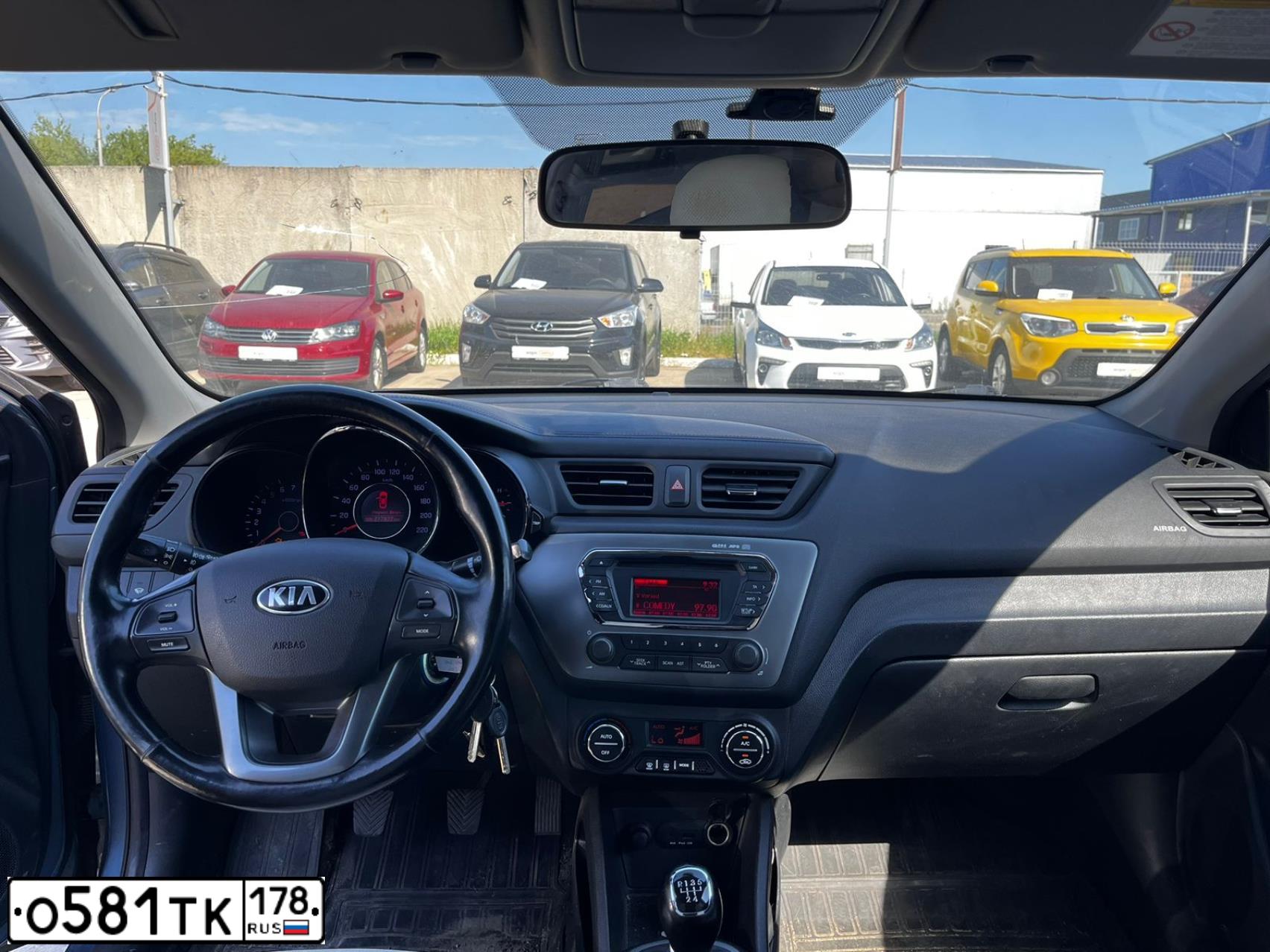 Фото автомобиля KIA RIO, 2013 — госномер О581ТК178. Цвет: голубой
