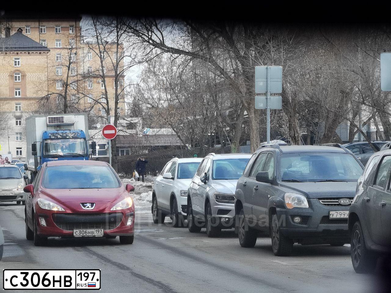 Фото автомобиля PEUGEOT ПЕЖО 308, 2011 — госномер С306НВ197. Цвет: КРАСНЫЙ