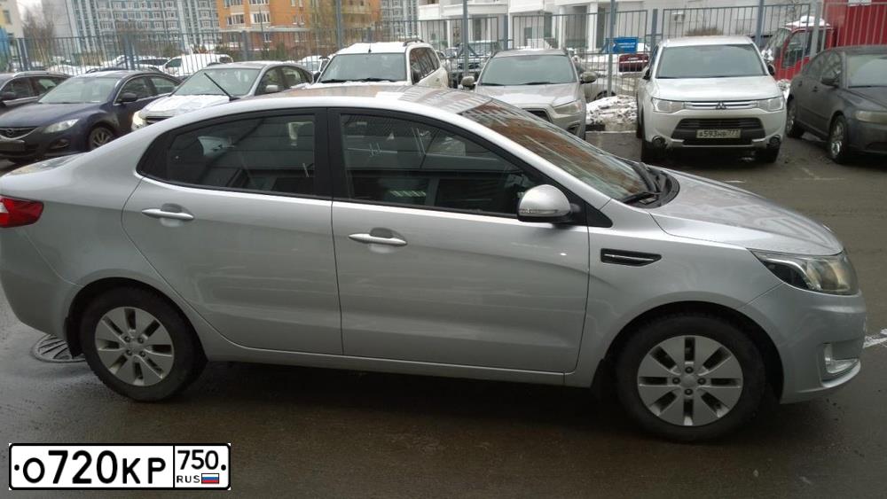 Фото автомобиля KIA RIO, 2014 — госномер О472УМ46. Цвет: СЕРЫЙ