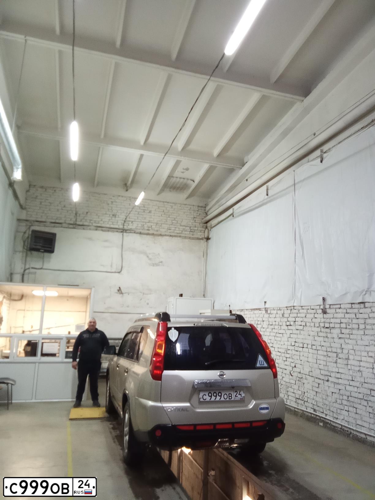 Фото автомобиля NISSAN X-TRAIL, 2007 — госномер О325МК138. Цвет: ЗОЛОТИСТЫЙ