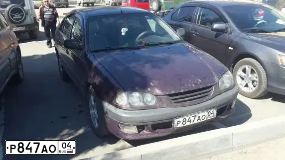 Фото автомобиля TOYOTA AVENSIS, 1999 — госномер К239МЕ122. Цвет: БАКЛАЖАННЫЙ