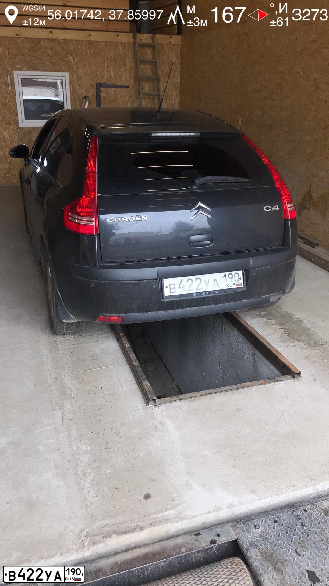 Фото автомобиля CITROEN C4, 2006 — госномер В422УА190. Цвет: ЧЕРНЫЙ