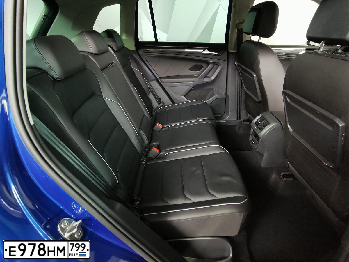 Фото автомобиля VOLKSWAGEN TIGUAN, 2019 — госномер Р664РН40. Цвет: ЯРКО-СИНИЙ