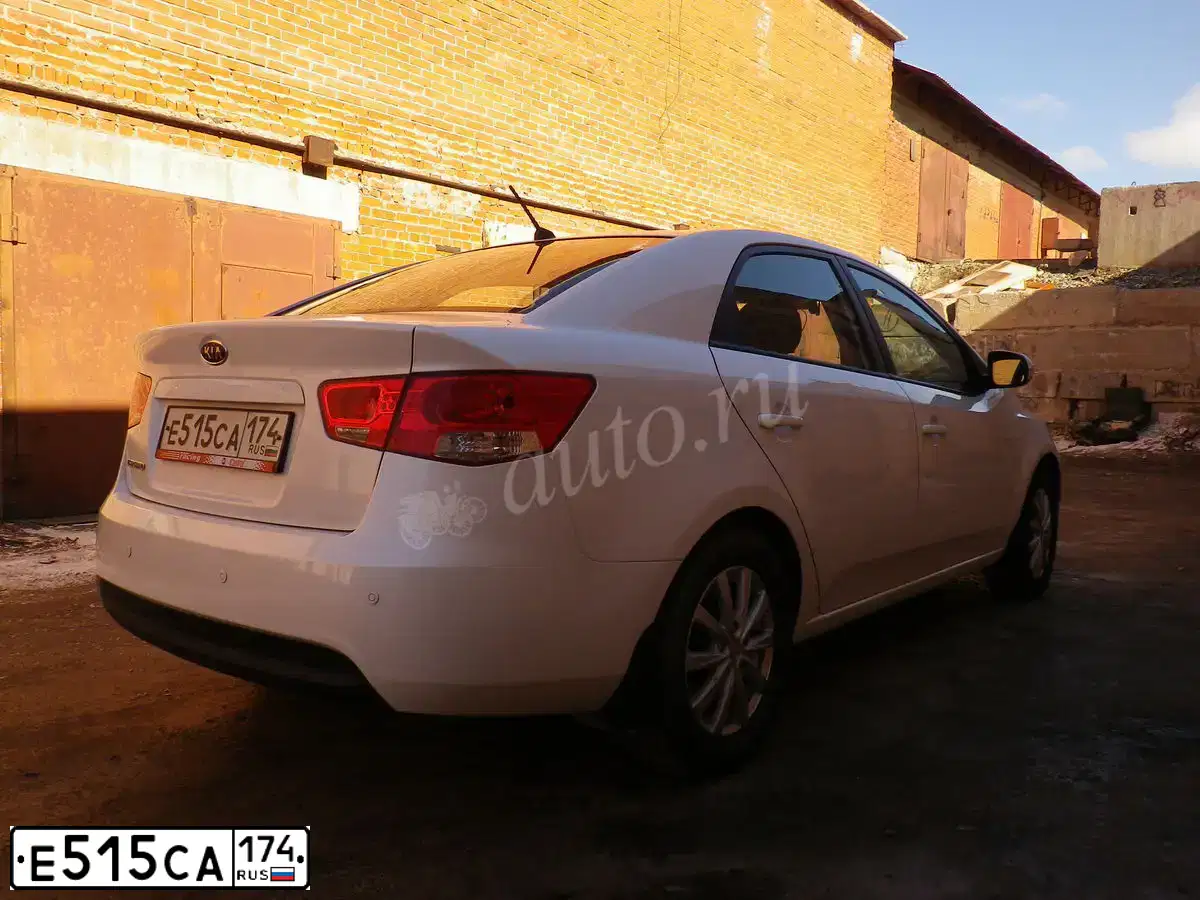 Фото автомобиля KIA CERATO, 2012 — госномер Е515СА174. Цвет: Белый