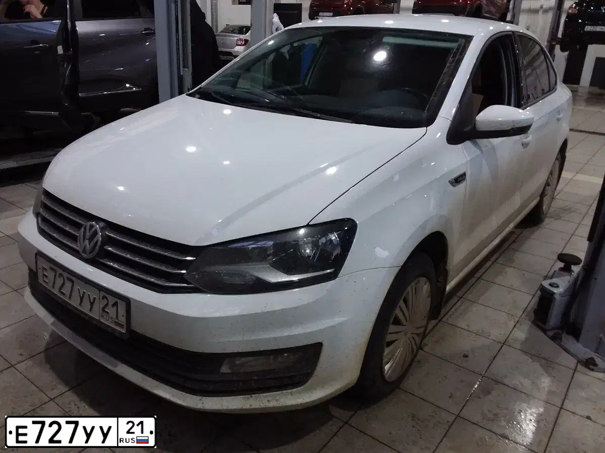 Фото автомобиля VOLKSWAGEN POLO, 2018 — госномер Е727УУ21. Цвет: БЕЛЫЙ