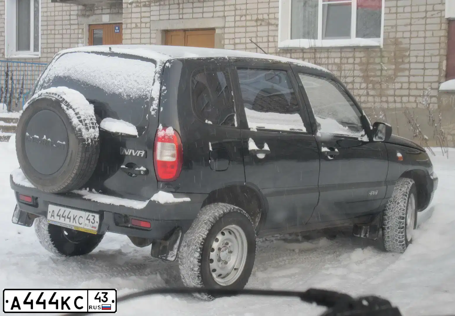 Фото автомобиля CHEVROLET NIVA, 2006 — госномер А444КС43. Цвет: ЧЕРНО-СИНИЙ МЕТАЛЛИК