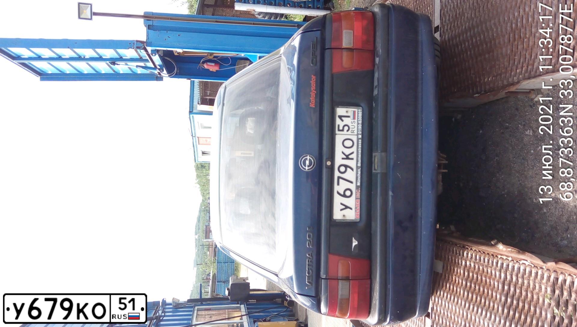 Фото автомобиля OPEL VECTRA, 1995 — госномер У679КО51. Цвет: СИНИЙ (ТЕМНО-СИНИЙ)
