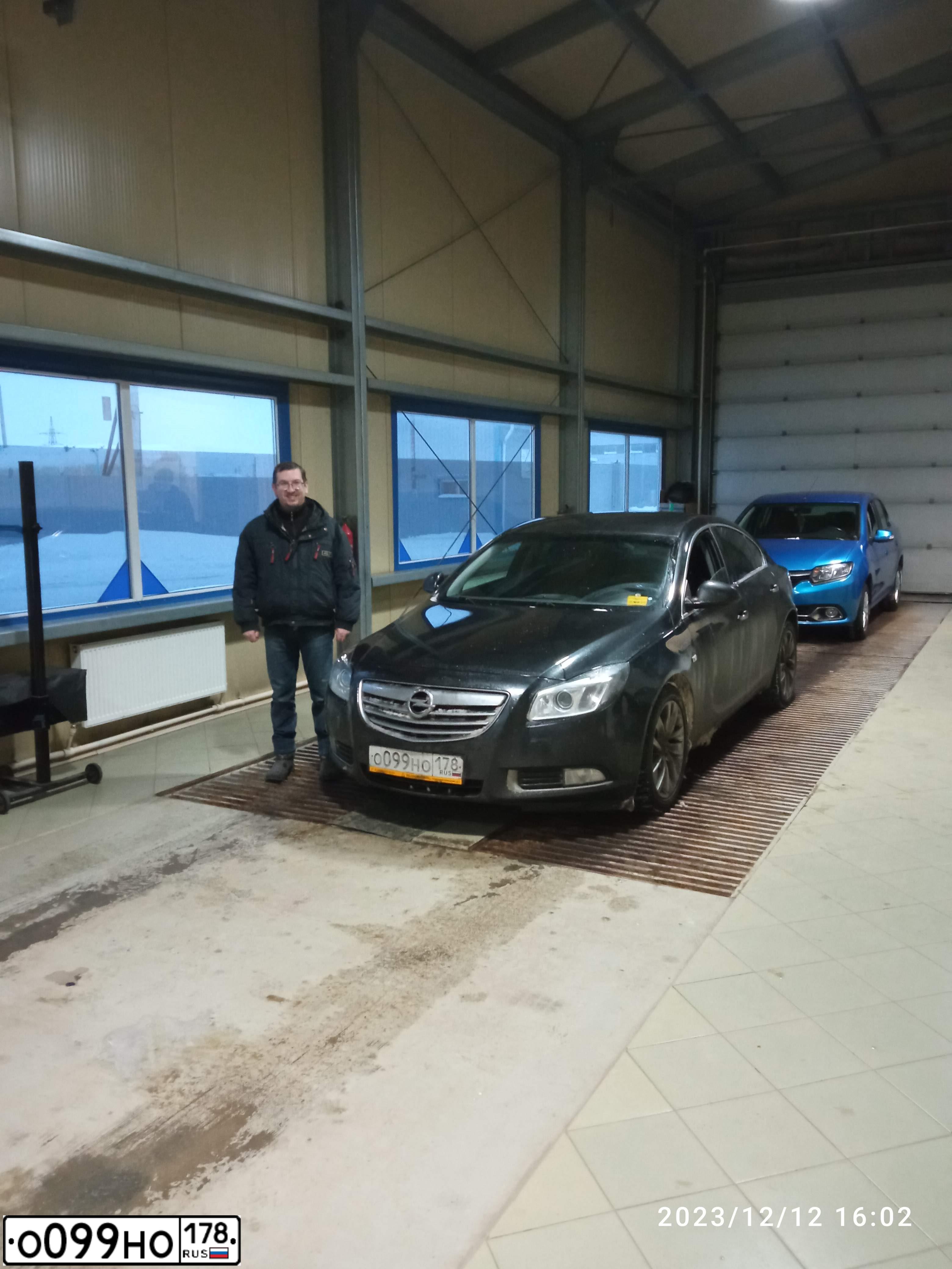 Фото автомобиля OPEL INSIGNIA, 2013 — госномер О875ТЕ790. Цвет: ЧЕРНЫЙ