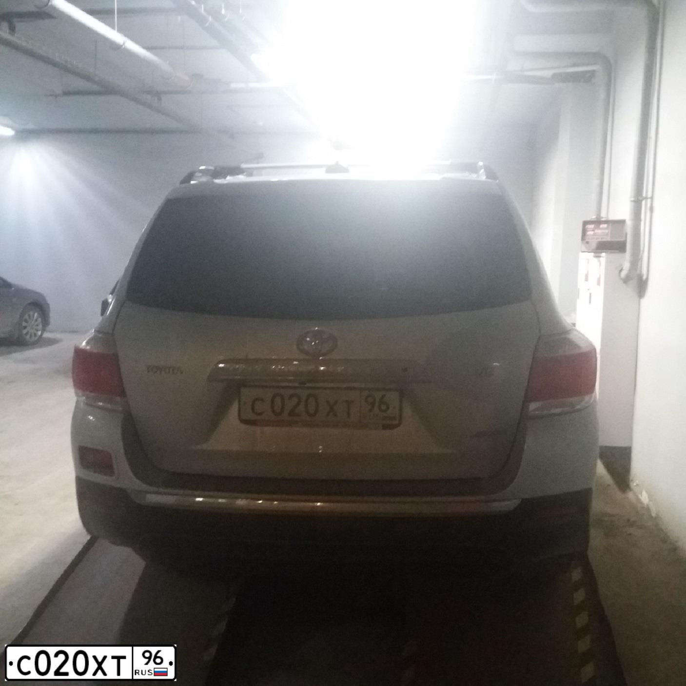 Фото автомобиля TOYOTA HIGHLANDER, 2010 — госномер С020ХТ96. Цвет: СВЕТЛО-СЕРЫЙ