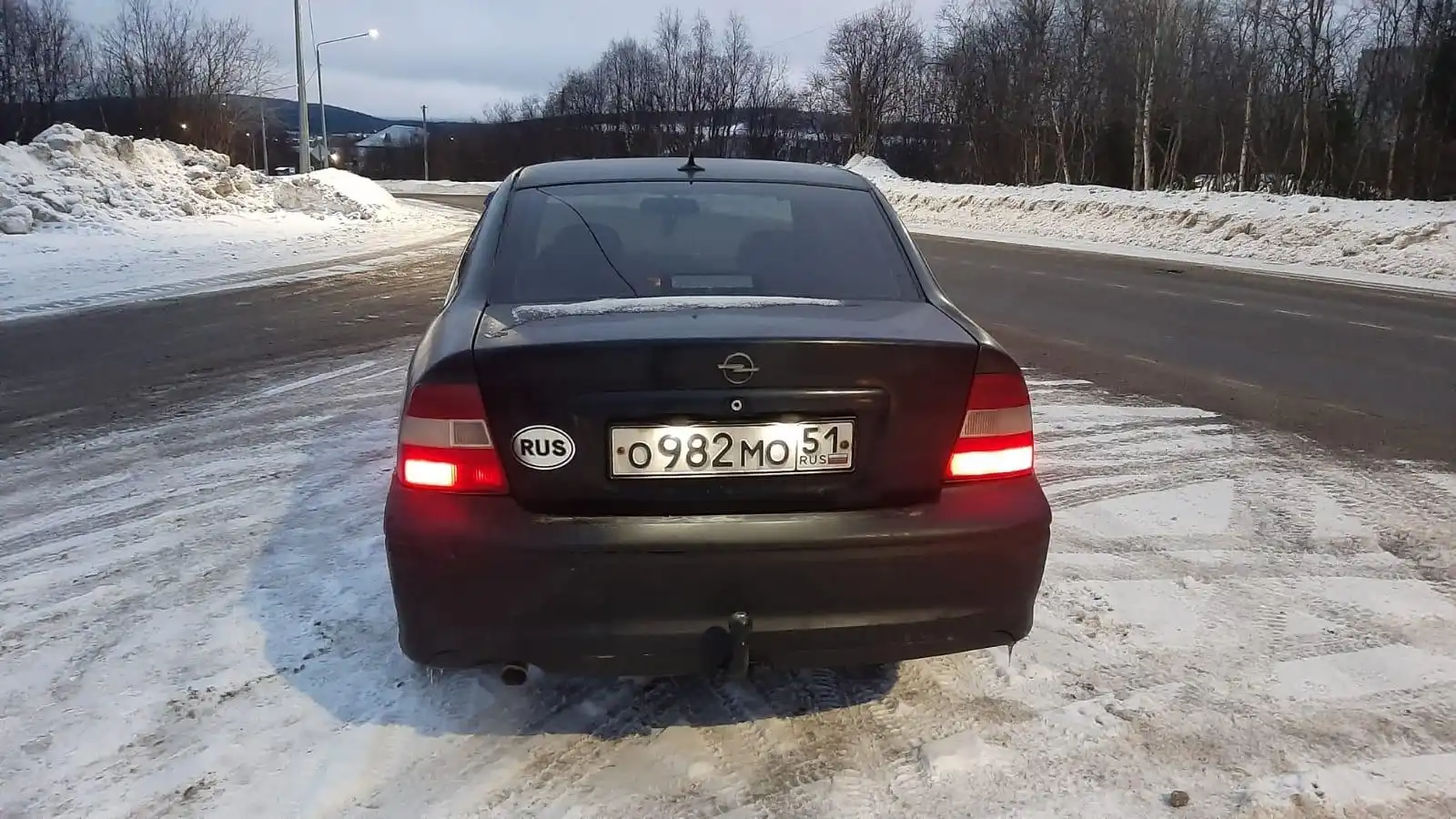 Фото автомобиля OPEL VECTRA, 1997 — госномер О982МО51. Цвет: ЧЕРНЫЙ