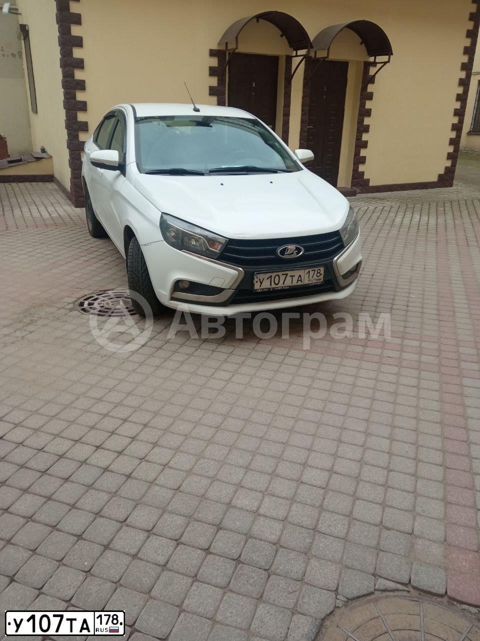 Фото автомобиля LADA VESTA, 2017 — госномер У107ТА178. Цвет: БЕЛЫЙ