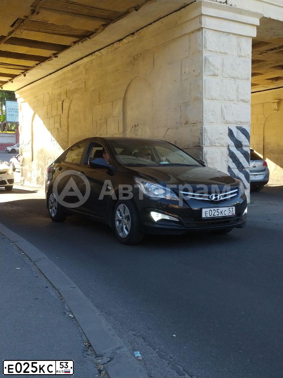 Фото автомобиля HYUNDAI SOLARIS, 2016 — госномер Е025КС53. Цвет: ЧЕРНЫЙ