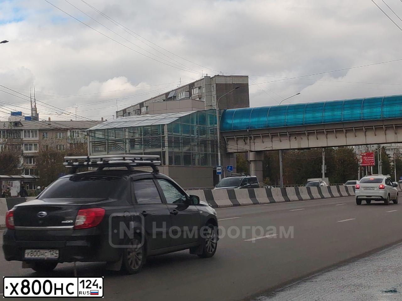 Фото автомобиля UAZ 3163 PATRIOT, 2017 — госномер Х800НС124. Цвет: БЕЛЫЙ МЕТАЛЛИК