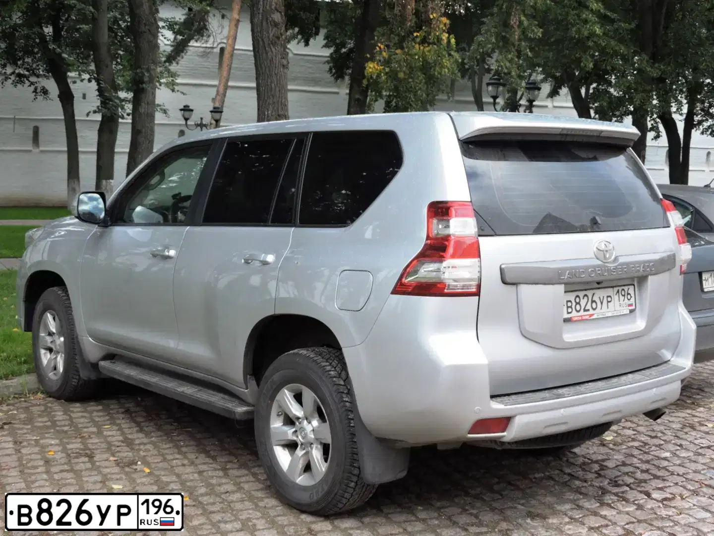Фото автомобиля TOYOTA LANDCRUISER, 2015 — госномер В826УР196. Цвет: СЕРЕБРЯНЫЙ