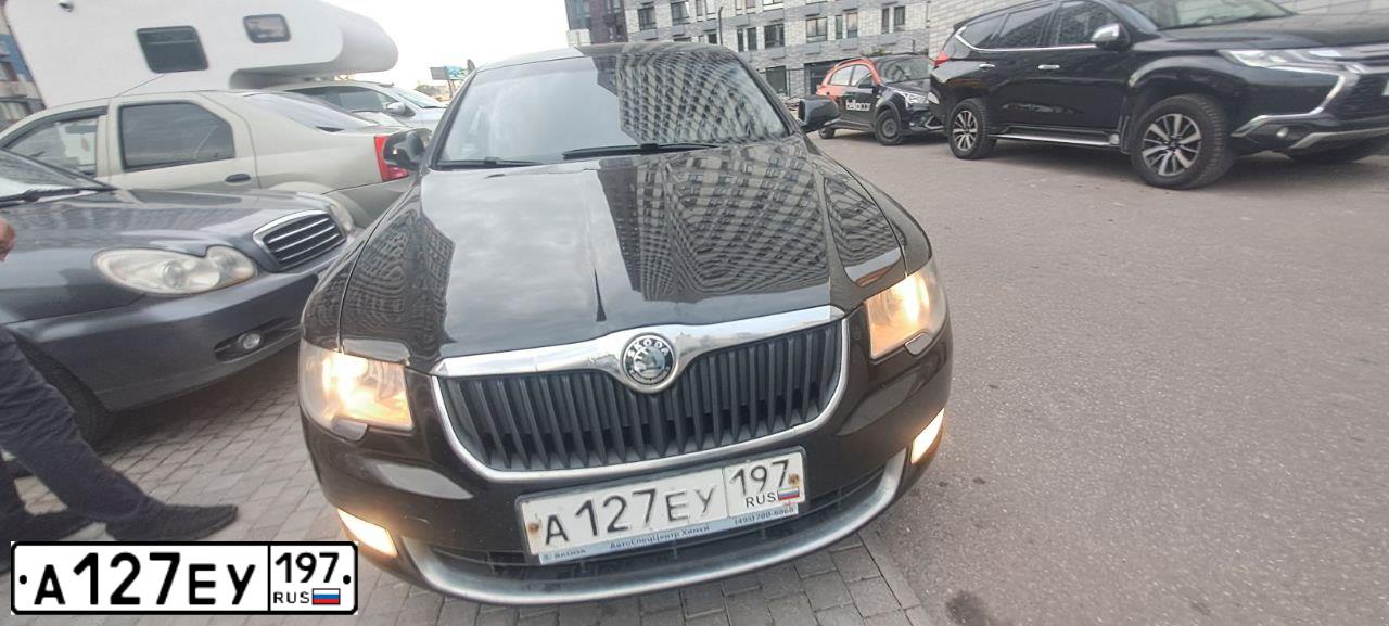 Фото автомобиля ШКОДА СУПЕРБ, 2010 — госномер У965КТ31. Цвет: ЧЕРНЫЙ