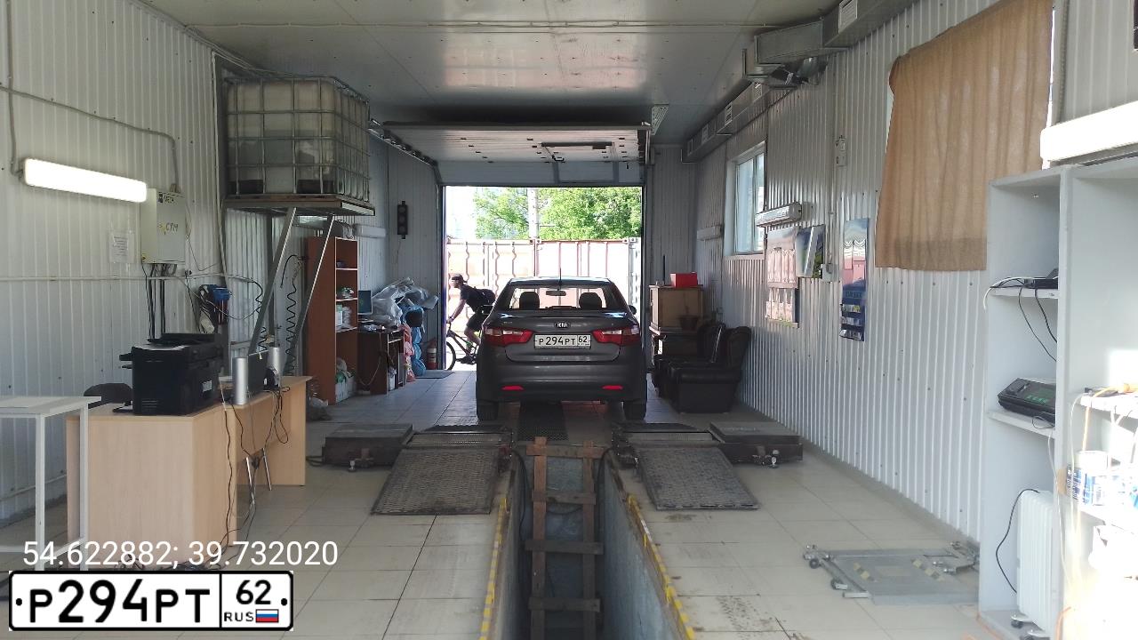 Фото автомобиля KIA RIO, 2013 — госномер М932УУ799. Цвет: СЕРЫЙ