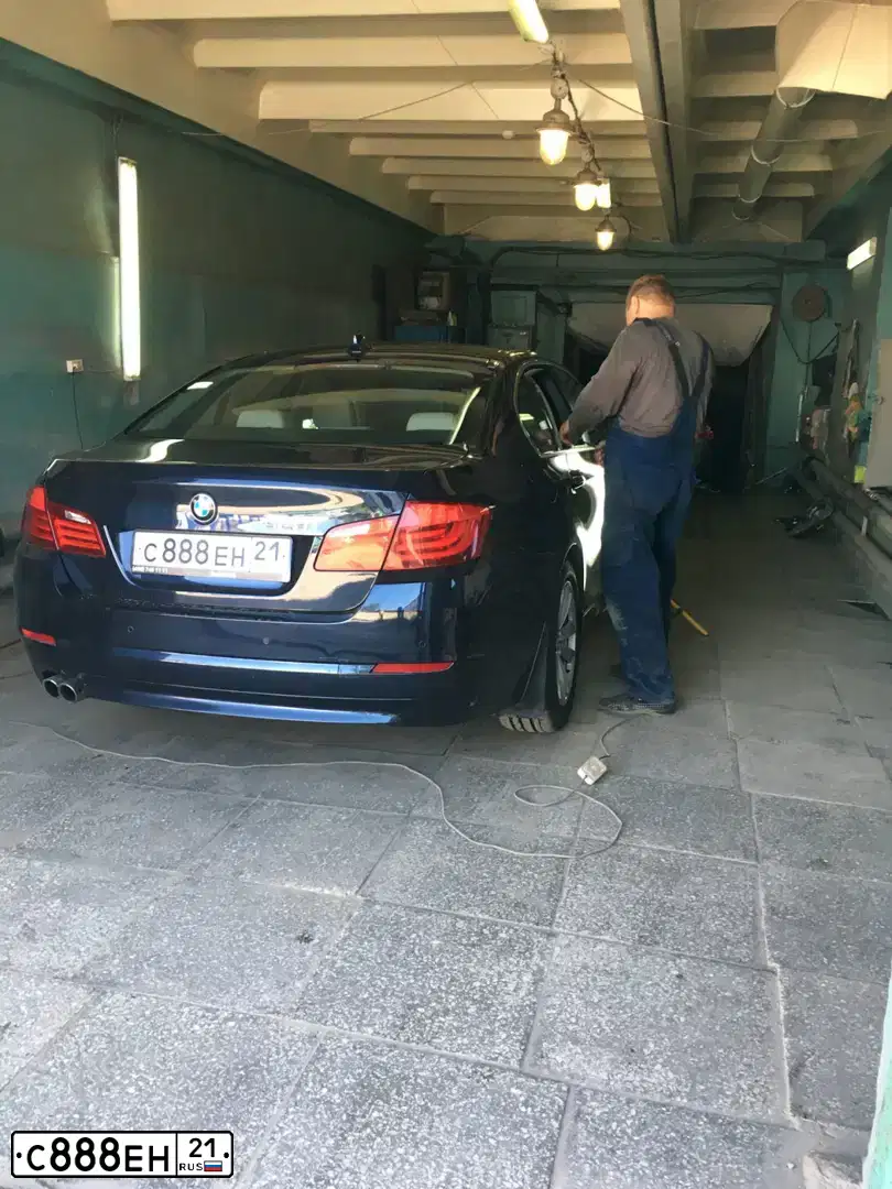 Фото автомобиля BMW SERIE 5, 2010 — госномер С888ЕН21. Цвет: СИНИЙ