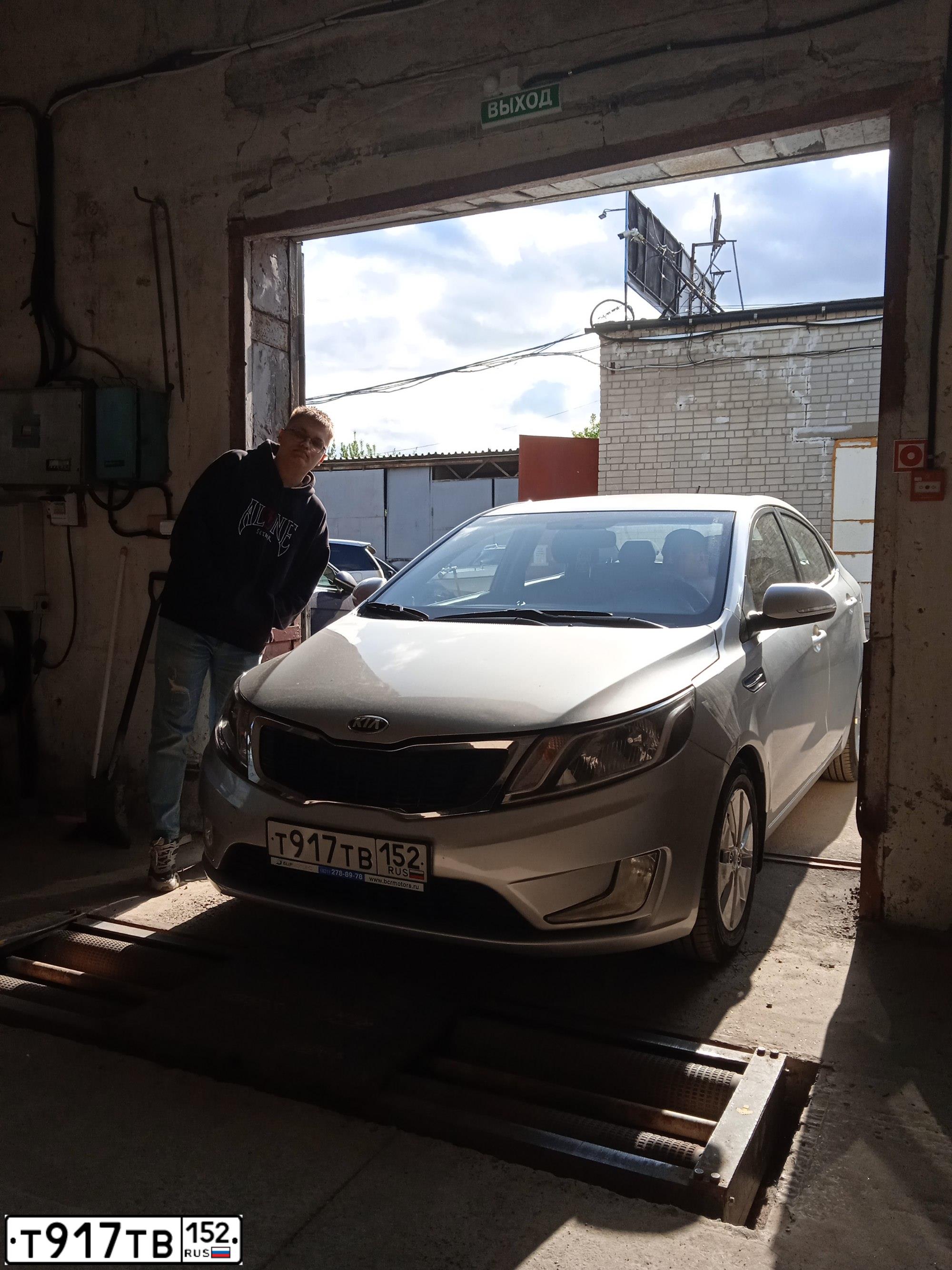 Фото автомобиля KIA RIO, 2014 — госномер Е080УН152. Цвет: СВЕТЛО-СЕРЫЙ