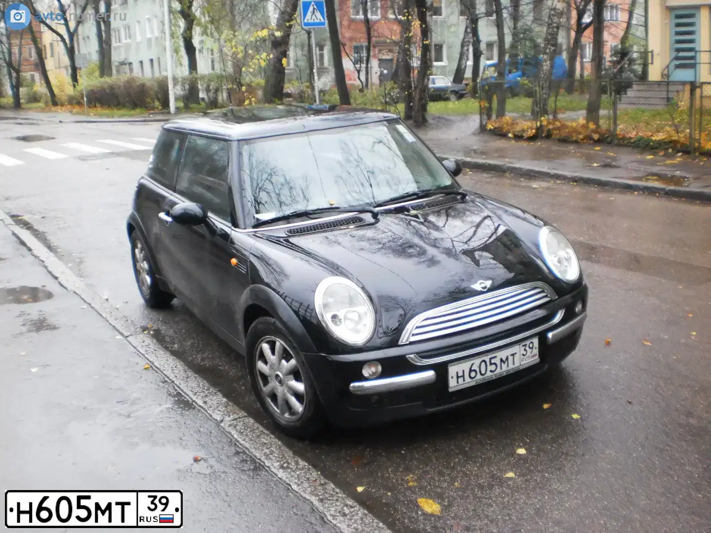 Фото автомобиля MINI МИНИ ONE, 2001 — госномер Н605МТ39. Цвет: ЧЕРНЫЙ