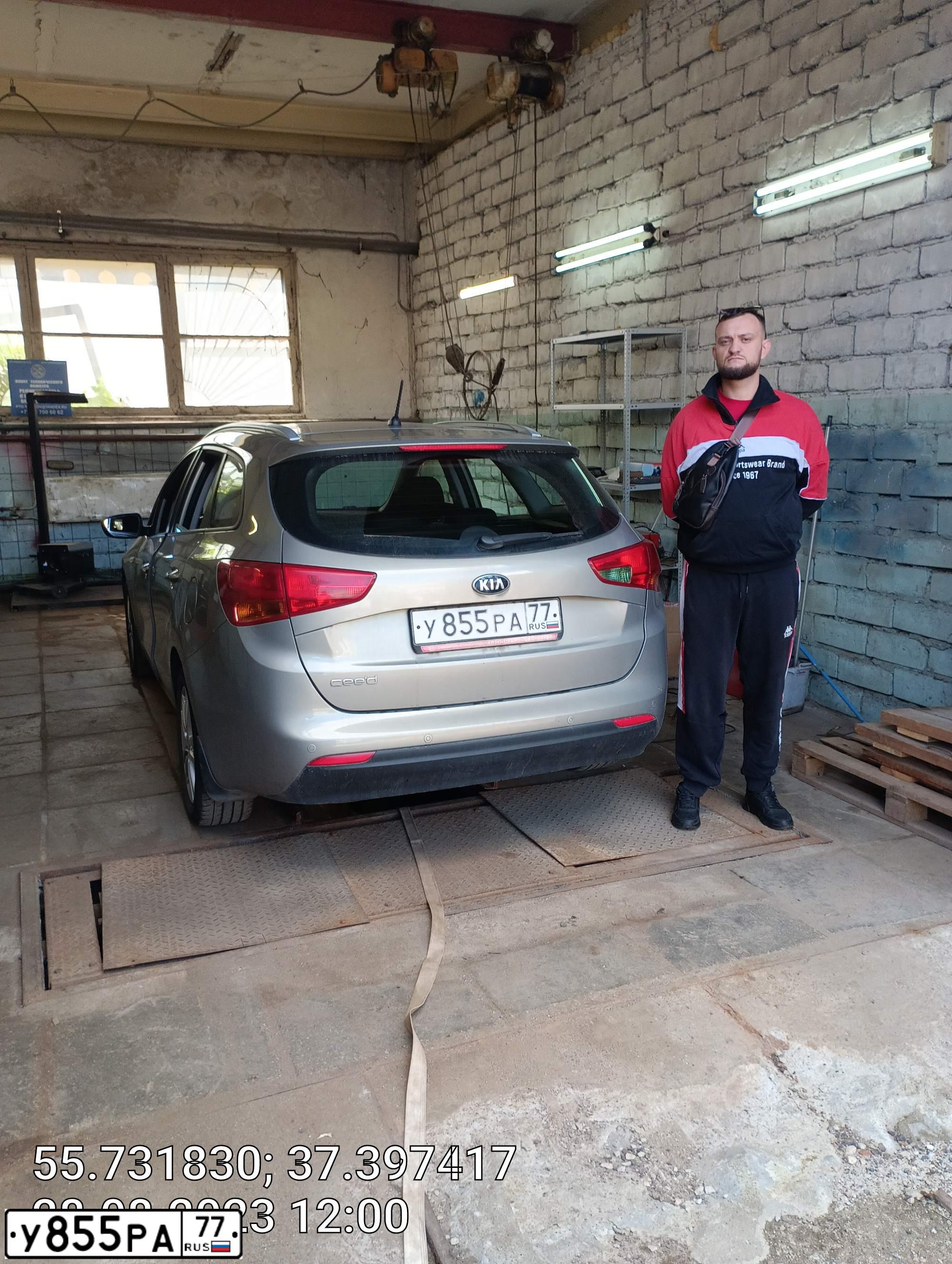 Фото автомобиля KIA CEE'D, 2013 — госномер У855РА77. Цвет: Серебристый