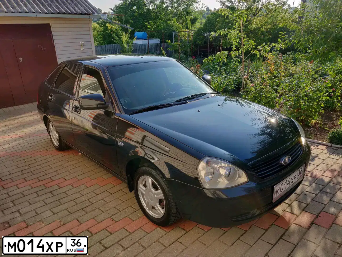 Фото автомобиля LADA PRIORA, 2010 — госномер Р988ЕХ48. Цвет: Сине-Черный