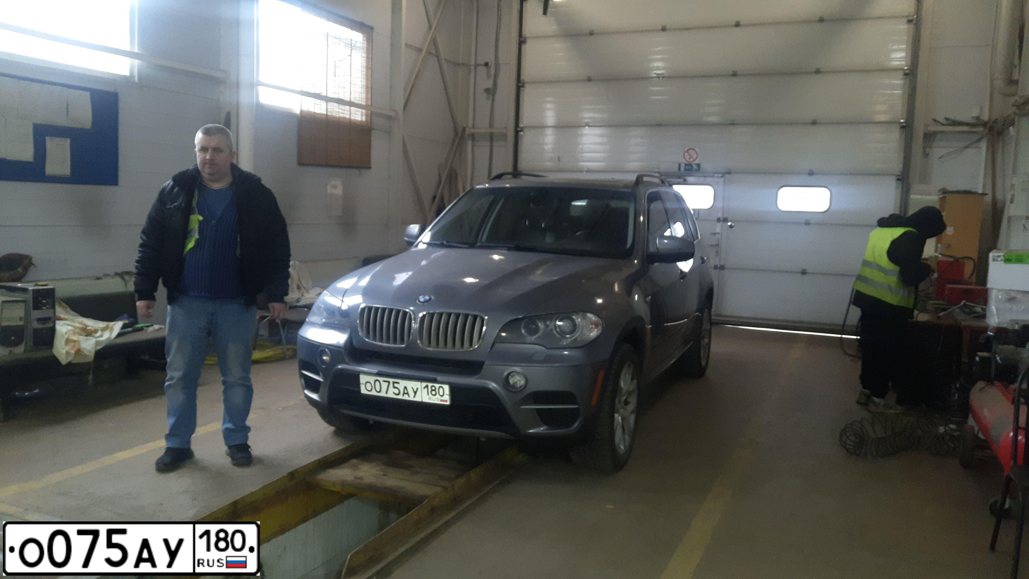Фото автомобиля BMW  X5 XDRIVE30I, 2012 — госномер М982КУ774. Цвет: СЕРЫЙ
