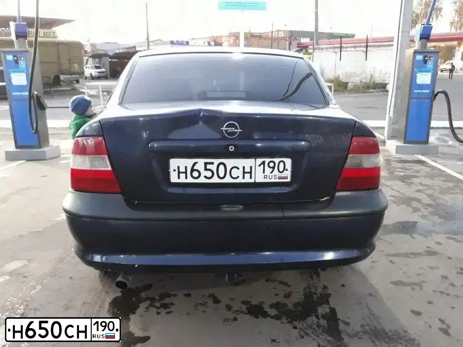 Фото автомобиля OPEL VECTRA, 1997 — госномер Н650СН190. Цвет: синий