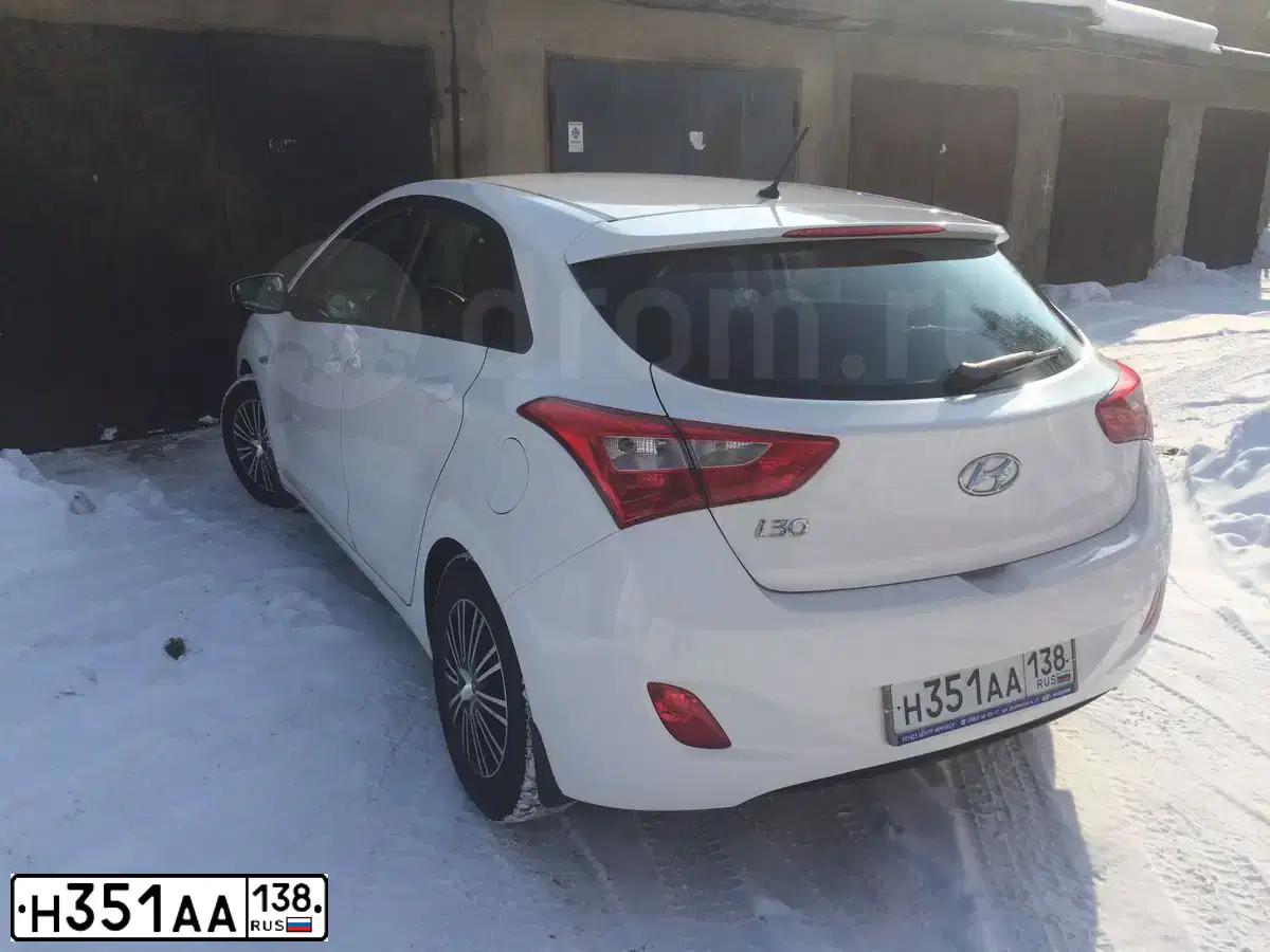 Фото автомобиля HYUNDAI I30, 2013 — госномер Н351АА138. Цвет: Белый