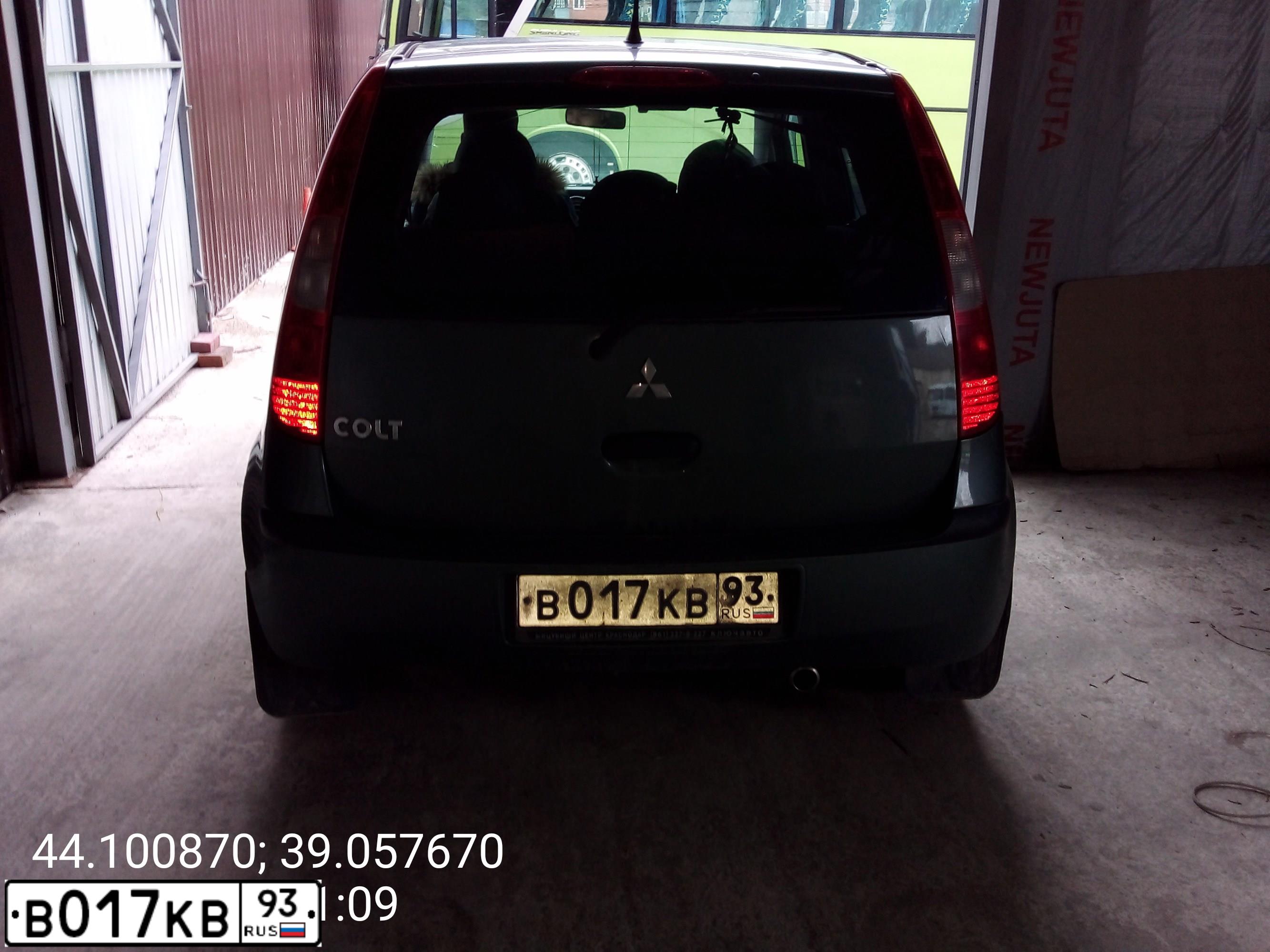 Фото автомобиля MITSUBISHI COLT, 2006 — госномер В017КВ93. Цвет: СЕРО-ЗЕЛЕНЫЙ