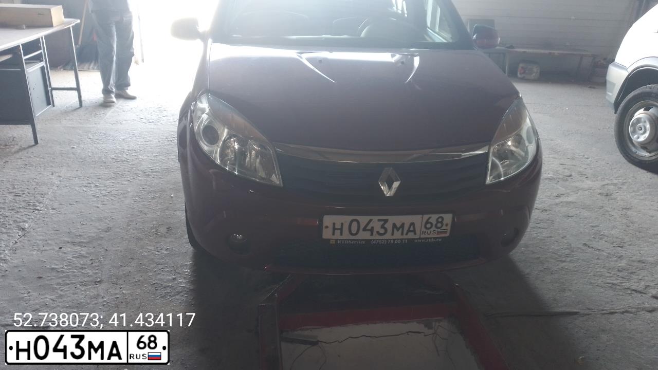 Фото автомобиля RENAULT SANDERO, 2013 — госномер Н043МА68. Цвет: Красный