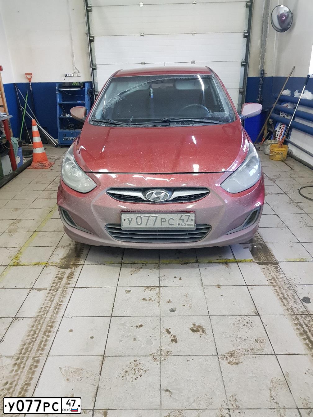 Фото автомобиля HYUNDAI SOLARIS, 2012 — госномер А225ХА774. Цвет: КРАСНЫЙ-ГРАНАТ